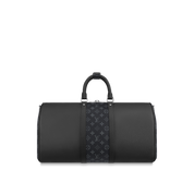 Louis Vuitton Keepall Bandoulière 50 Black en cuir de veau embossé Monogram noir avec poignées roulées, bandoulière amovible, fermeture zippée à double curseur et finitions métalliques.