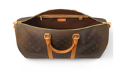 Louis Vuitton Keepall Bandoulière 50 Monogram Dust en toile Monogram Dust avec garnitures en cuir, poignées roulées, bandoulière amovible, fermeture zippée à double curseur et finitions métalliques.