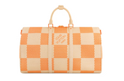 Louis Vuitton Keepall Bandoulière 50 Orange en cuir de veau Monogram embossé orange avec poignées roulées, bandoulière réglable et amovible, fermeture zippée à double curseur et finitions métalliques.