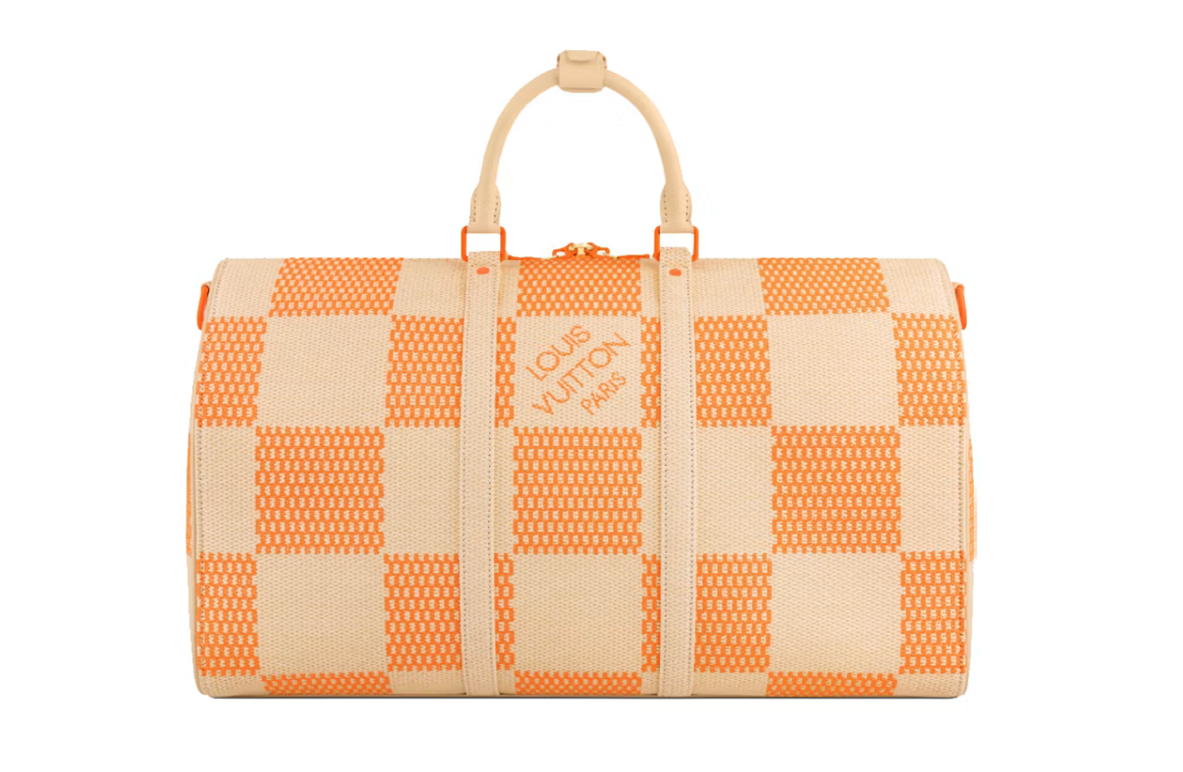 Louis Vuitton Keepall Bandoulière 50 Orange en cuir de veau Monogram embossé orange avec poignées roulées, bandoulière réglable et amovible, fermeture zippée à double curseur et finitions métalliques.