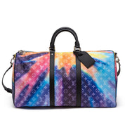 Louis Vuitton Keepall Bandoulière 50 Sunset Monogram Multicolor en toile Monogram multicolore avec garnitures en cuir naturel, poignées roulées, bandoulière amovible, fermeture zippée et finitions métalliques.
