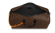 Louis Vuitton Keepall Bandoulière Black-Tone 50 Brown en toile Monogram marron avec garnitures en cuir noir, poignées roulées, bandoulière amovible, fermeture zippée et finitions métalliques noires.