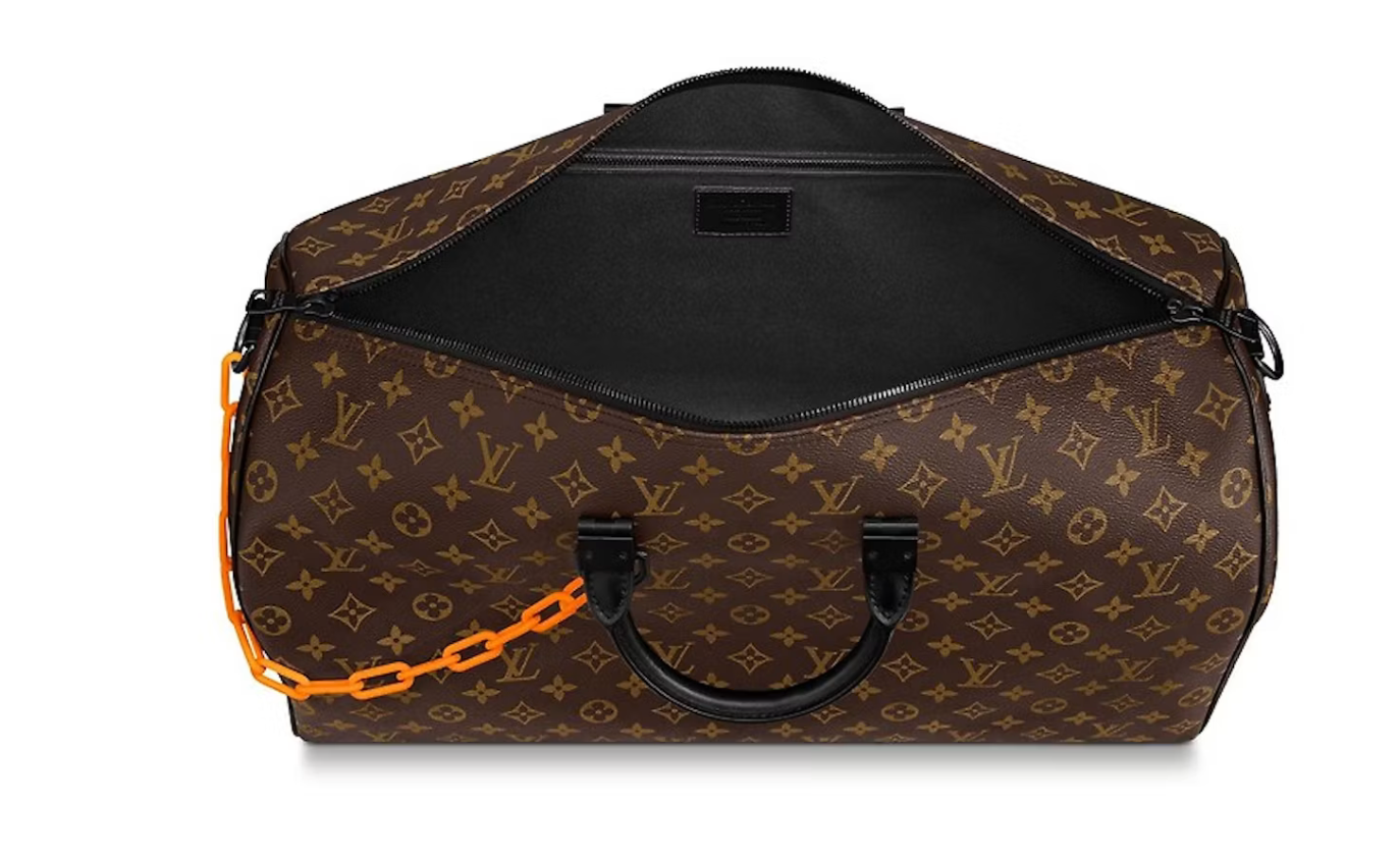 Louis Vuitton Keepall Bandoulière Black-Tone 50 Brown en toile Monogram marron avec garnitures en cuir noir, poignées roulées, bandoulière amovible, fermeture zippée et finitions métalliques noires.