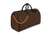 Louis Vuitton Keepall Bandoulière Black-Tone 50 Brown en toile Monogram marron avec garnitures en cuir noir, poignées roulées, bandoulière amovible, fermeture zippée et finitions métalliques noires.