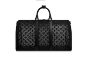 Louis Vuitton Keepall Bandoulière Monogram Mesh 50 Black en mesh technique Monogram noir avec garnitures en cuir, poignées roulées, bandoulière amovible, fermeture zippée et finitions métalliques.