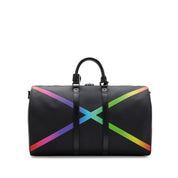 Louis Vuitton Keepall Bandoulière Taïga 50 Black/Rainbow en cuir Taïga grainé noir avec détails Rainbow, poignées roulées, bandoulière amovible, fermeture zippée et finitions métalliques.