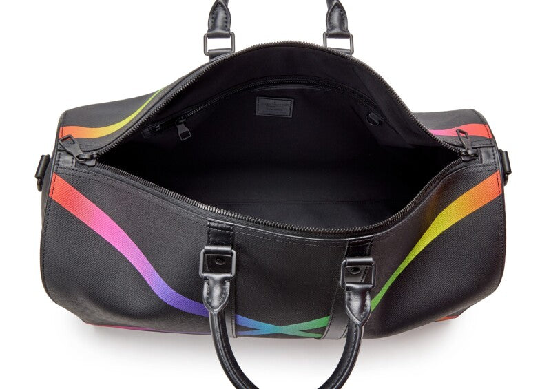 Louis Vuitton Keepall Bandoulière Taïga 50 Black/Rainbow en cuir Taïga grainé noir avec détails Rainbow, poignées roulées, bandoulière amovible, fermeture zippée et finitions métalliques.