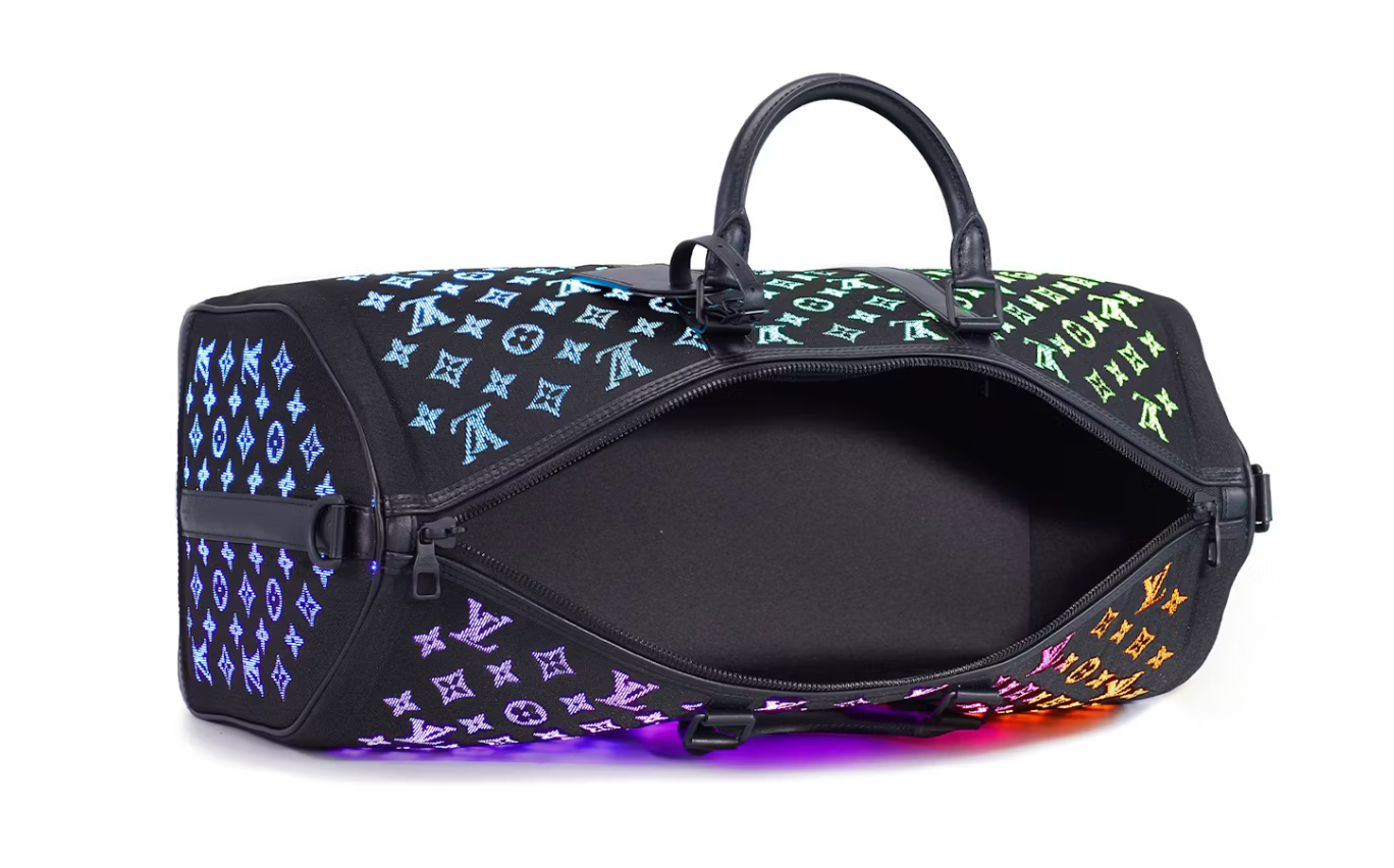 Louis Vuitton Keepall LED Monogram 50 Black, sac de voyage Keepall 50 noir avec motif Monogram à effet LED lumineux, poignées en cuir et bandoulière amovible.