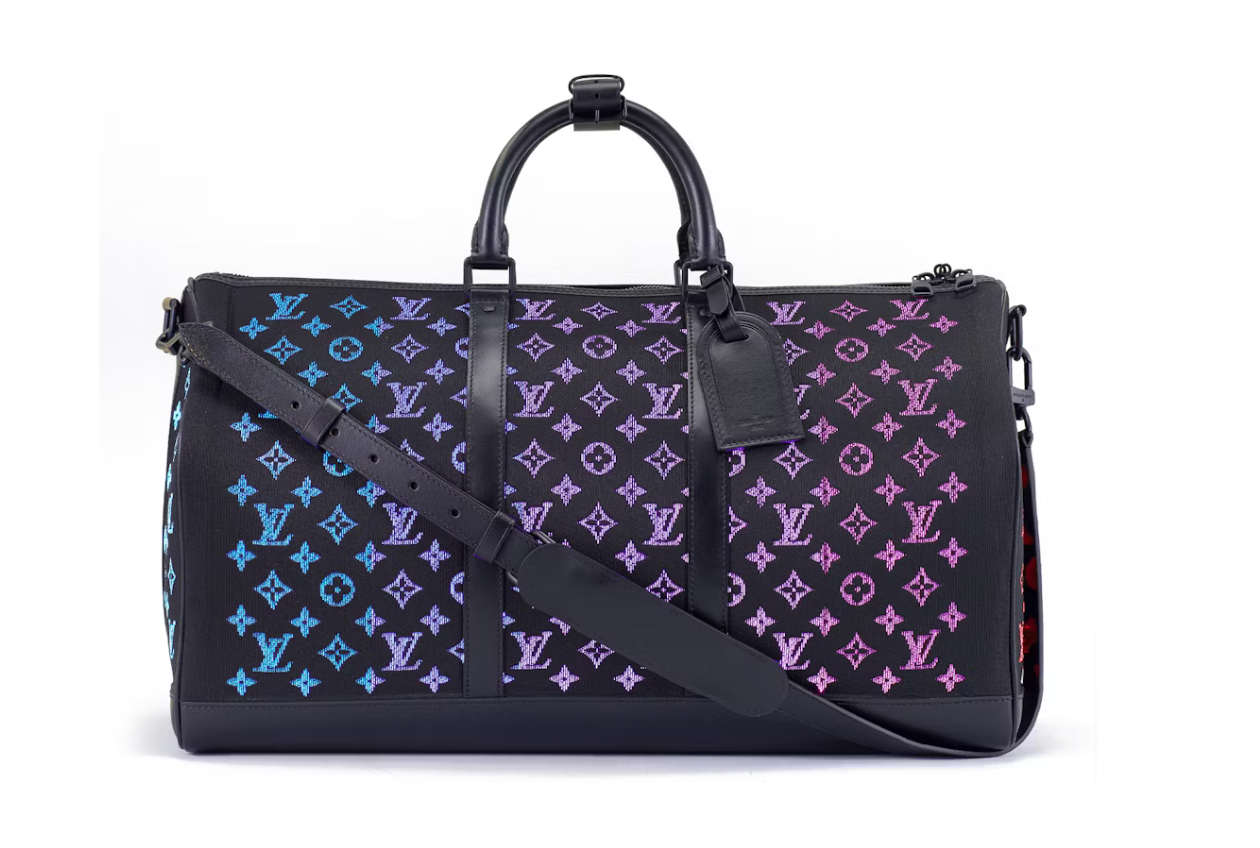Louis Vuitton Keepall LED Monogram 50 Black, sac de voyage Keepall 50 noir avec motif Monogram à effet LED lumineux, poignées en cuir et bandoulière amovible.