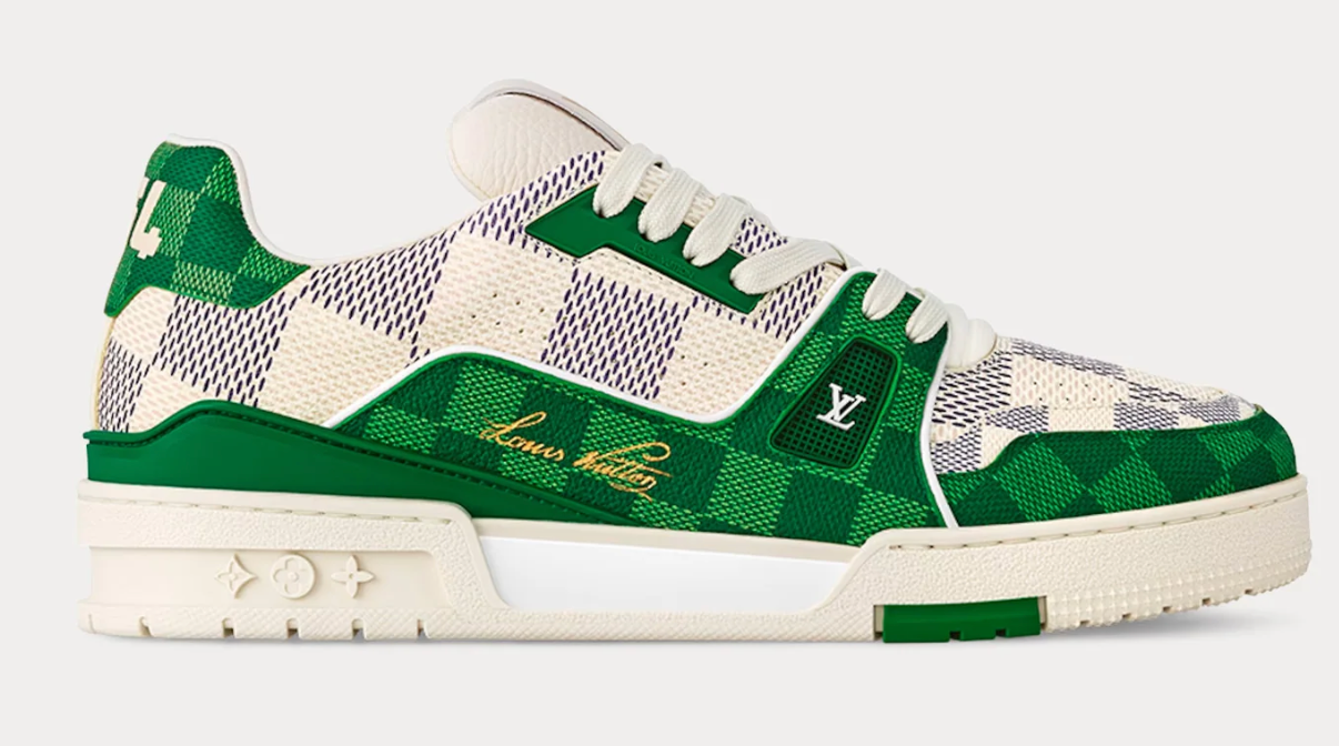 Louis Vuitton LV Trainer Damier White Green avec tige en cuir premium blanc, empiècements verts, détails Damier et semelle extérieure en caoutchouc.