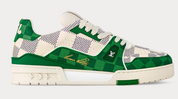 Louis Vuitton LV Trainer Damier White Green avec tige en cuir premium blanc, empiècements verts, détails Damier et semelle extérieure en caoutchouc.