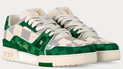 Louis Vuitton LV Trainer Damier White Green avec tige en cuir premium blanc, empiècements verts, détails Damier et semelle extérieure en caoutchouc.