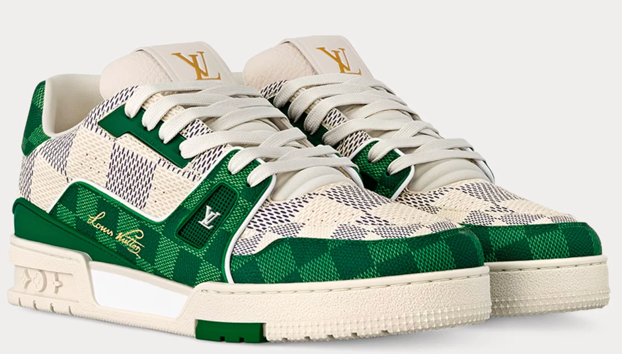 Louis Vuitton LV Trainer Damier White Green avec tige en cuir premium blanc, empiècements verts, détails Damier et semelle extérieure en caoutchouc.
