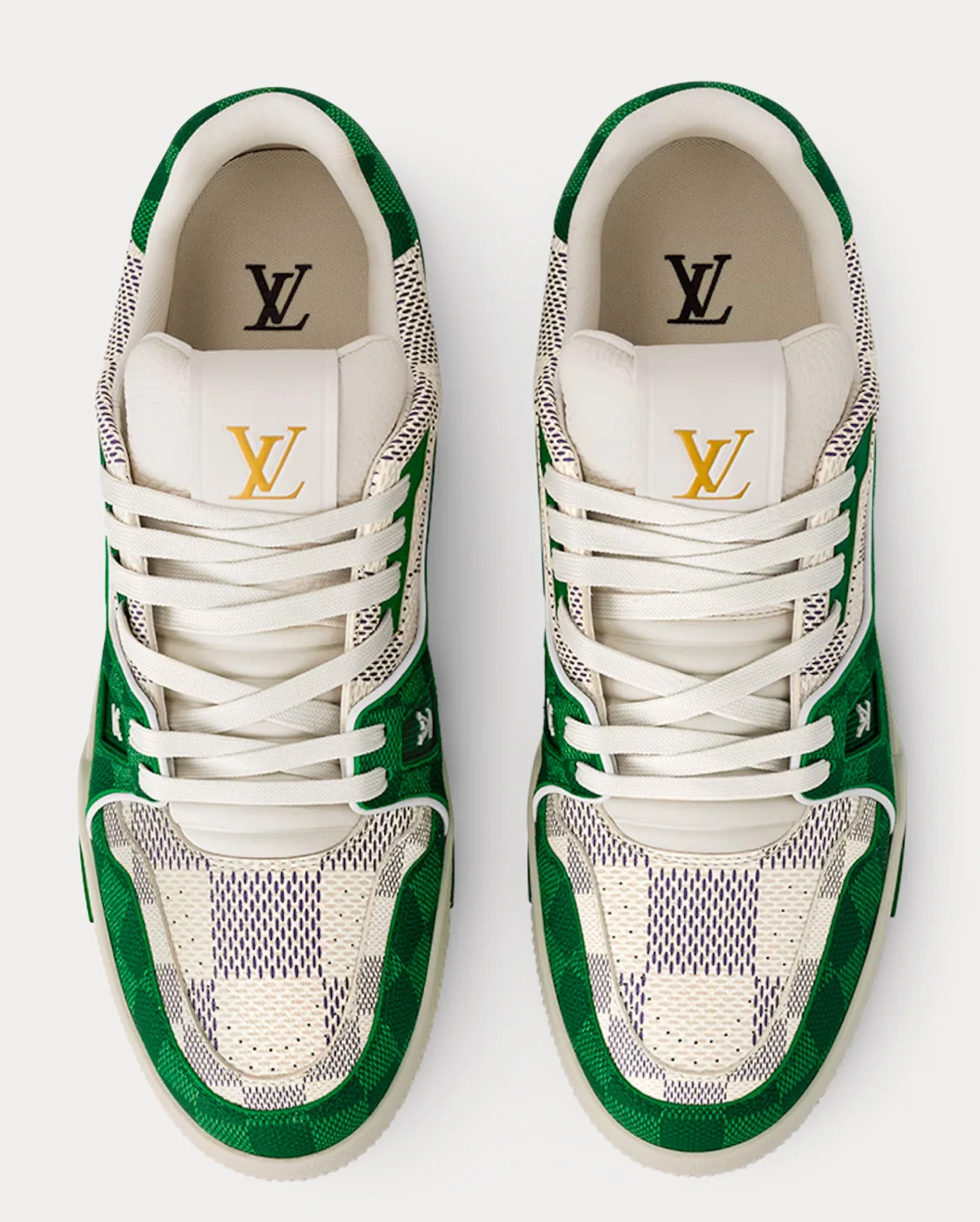 Louis Vuitton LV Trainer Damier White Green avec tige en cuir premium blanc, empiècements verts, détails Damier et semelle extérieure en caoutchouc.