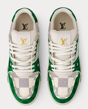 Louis Vuitton LV Trainer Damier White Green avec tige en cuir premium blanc, empiècements verts, détails Damier et semelle extérieure en caoutchouc.