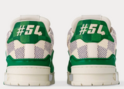 Louis Vuitton LV Trainer Damier White Green avec tige en cuir premium blanc, empiècements verts, détails Damier et semelle extérieure en caoutchouc.