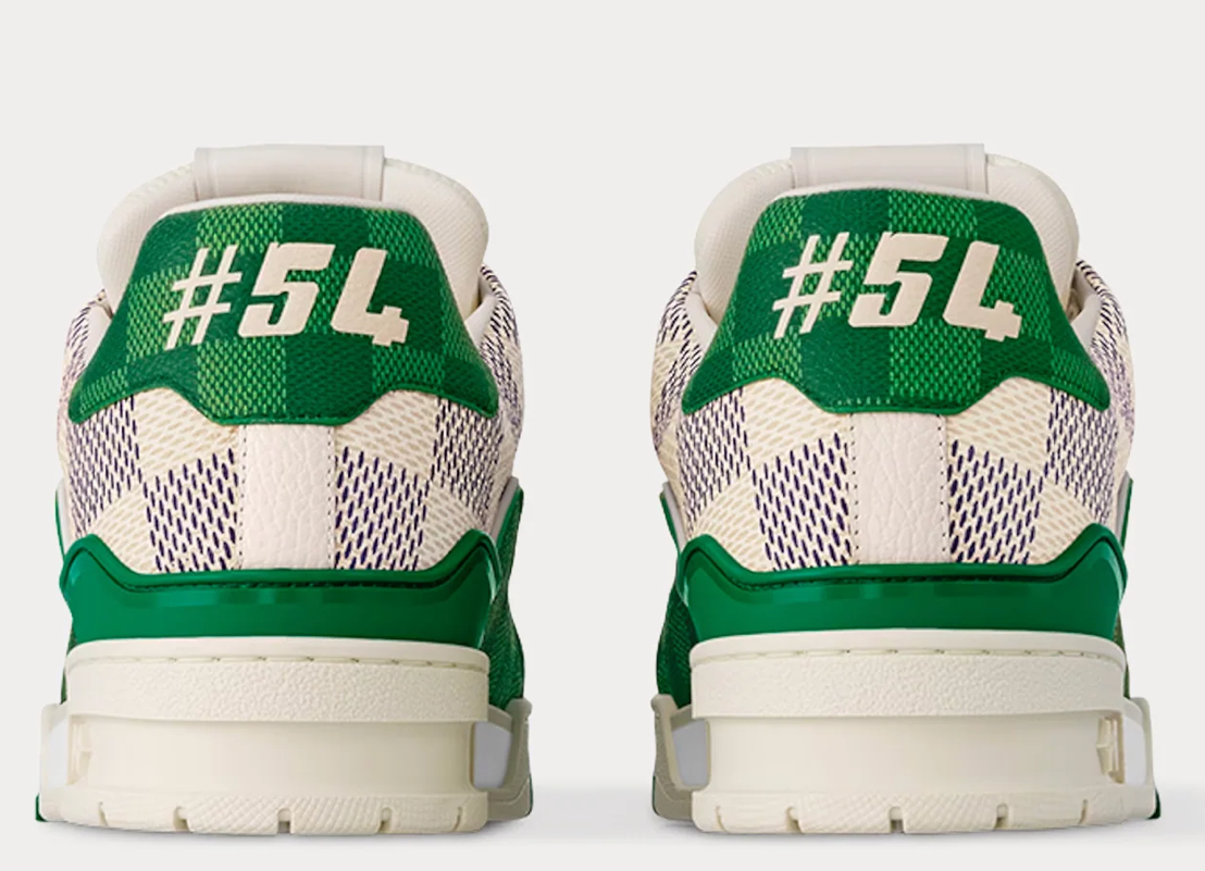 Louis Vuitton LV Trainer Damier White Green avec tige en cuir premium blanc, empiècements verts, détails Damier et semelle extérieure en caoutchouc.