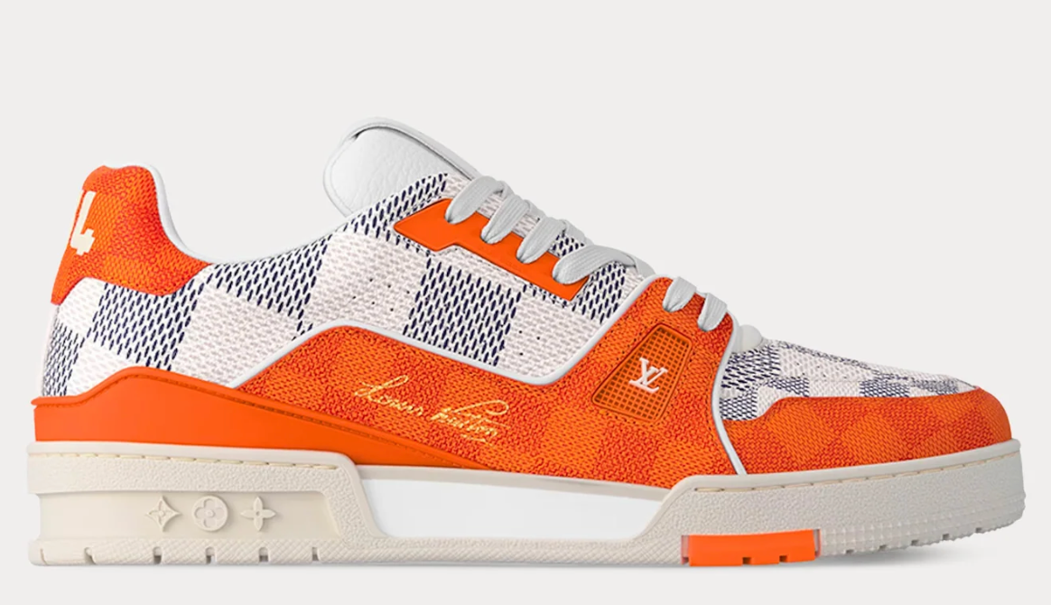 Louis Vuitton LV Trainer Damier White Orange avec tige en cuir premium blanc, empiècements orange, détails Damier et semelle extérieure en caoutchouc.