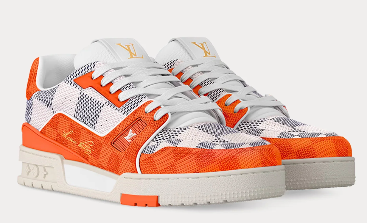 Louis Vuitton LV Trainer Damier White Orange avec tige en cuir premium blanc, empiècements orange, détails Damier et semelle extérieure en caoutchouc.