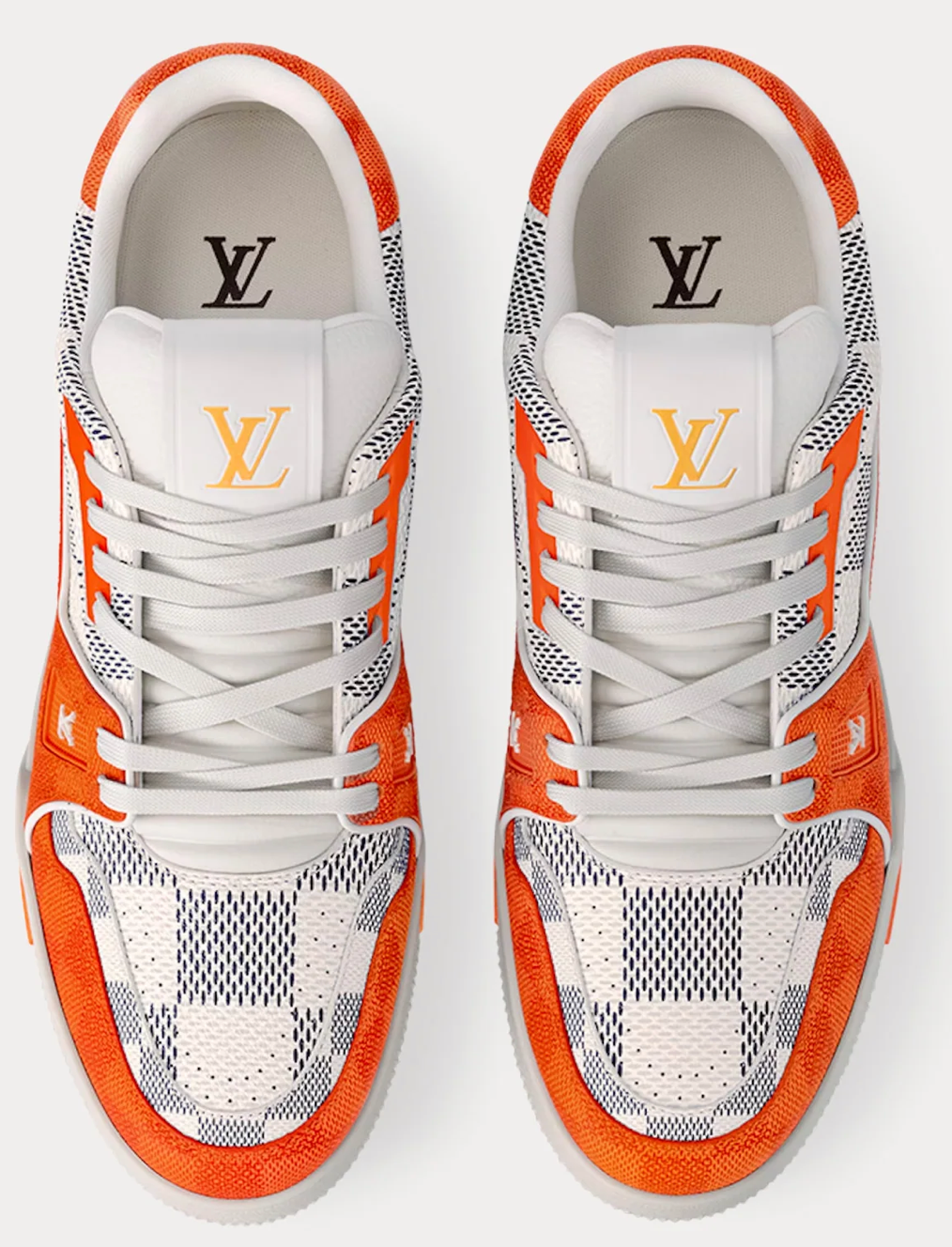 Louis Vuitton LV Trainer Damier White Orange avec tige en cuir premium blanc, empiècements orange, détails Damier et semelle extérieure en caoutchouc.