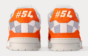 Louis Vuitton LV Trainer Damier White Orange avec tige en cuir premium blanc, empiècements orange, détails Damier et semelle extérieure en caoutchouc.