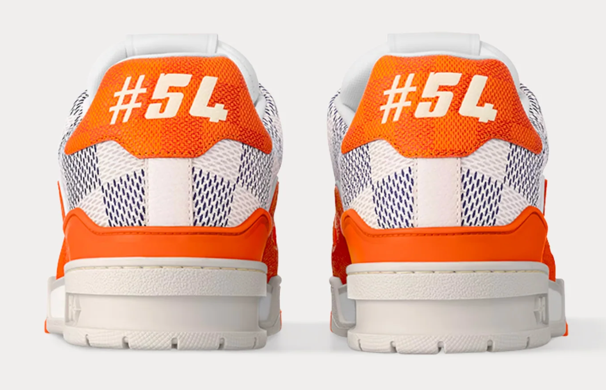 Louis Vuitton LV Trainer Damier White Orange avec tige en cuir premium blanc, empiècements orange, détails Damier et semelle extérieure en caoutchouc.