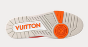 Louis Vuitton LV Trainer Damier White Orange avec tige en cuir premium blanc, empiècements orange, détails Damier et semelle extérieure en caoutchouc.