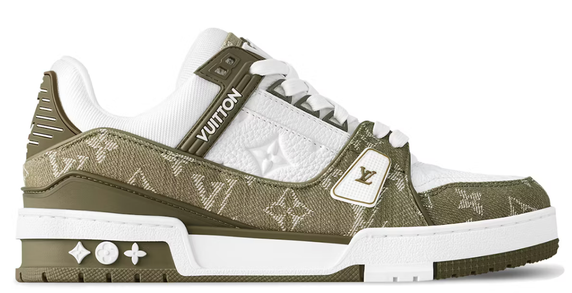 Louis Vuitton LV Trainer Khaki Green Monogram Denim avec tige en denim Monogram kaki, construction multicouche, détails signature Louis Vuitton et semelle extérieure en caoutchouc.