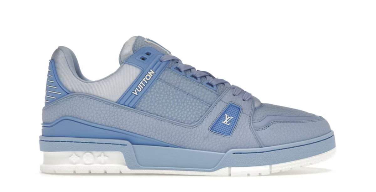 Louis Vuitton LV Trainer Light Blue White avec tige en cuir premium, empiècements bleu clair et blancs, détails signature Louis Vuitton et semelle extérieure en caoutchouc.