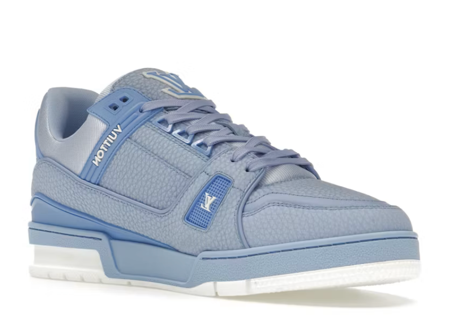 Louis Vuitton LV Trainer Light Blue White avec tige en cuir premium, empiècements bleu clair et blancs, détails signature Louis Vuitton et semelle extérieure en caoutchouc.