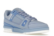 Louis Vuitton LV Trainer Light Blue White avec tige en cuir premium, empiècements bleu clair et blancs, détails signature Louis Vuitton et semelle extérieure en caoutchouc.