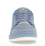 Louis Vuitton LV Trainer Light Blue White avec tige en cuir premium, empiècements bleu clair et blancs, détails signature Louis Vuitton et semelle extérieure en caoutchouc.