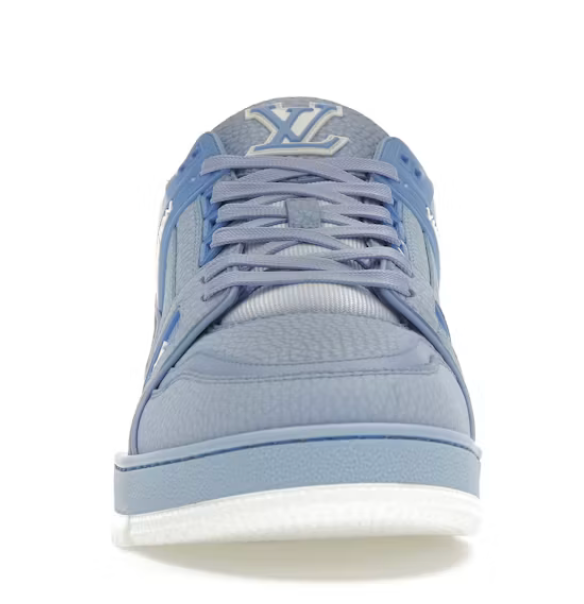 Louis Vuitton LV Trainer Light Blue White avec tige en cuir premium, empiècements bleu clair et blancs, détails signature Louis Vuitton et semelle extérieure en caoutchouc.