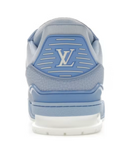 Louis Vuitton LV Trainer Light Blue White avec tige en cuir premium, empiècements bleu clair et blancs, détails signature Louis Vuitton et semelle extérieure en caoutchouc.