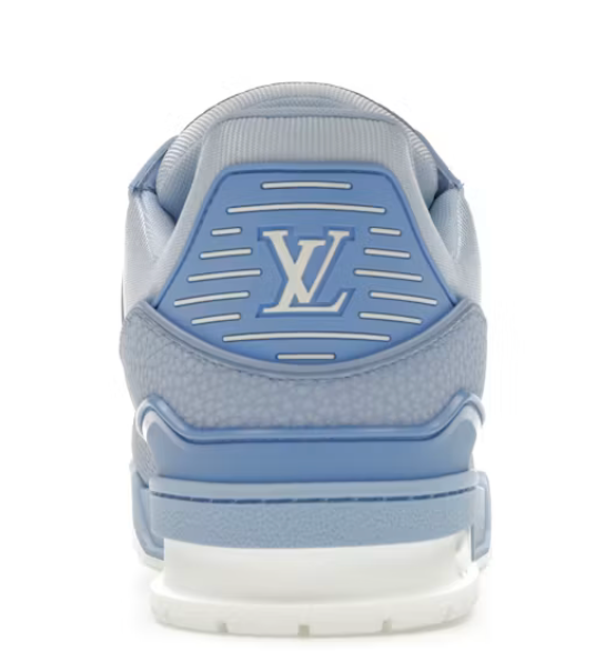 Louis Vuitton LV Trainer Light Blue White avec tige en cuir premium, empiècements bleu clair et blancs, détails signature Louis Vuitton et semelle extérieure en caoutchouc.