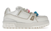 Louis Vuitton LV Trainer Maxi White avec construction multicouche blanche, silhouette oversize inspirée du basketball, détails signature Louis Vuitton et semelle extérieure en caoutchouc.