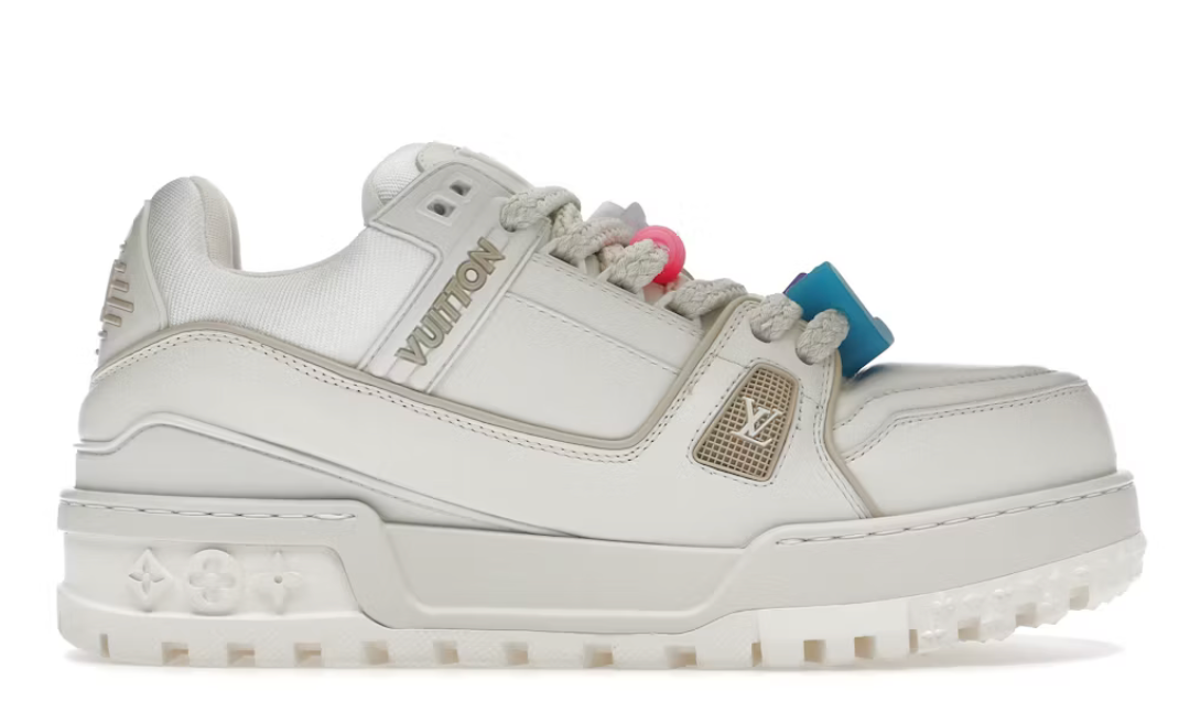 Louis Vuitton LV Trainer Maxi White avec construction multicouche blanche, silhouette oversize inspirée du basketball, détails signature Louis Vuitton et semelle extérieure en caoutchouc.