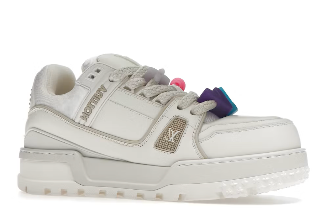 Louis Vuitton LV Trainer Maxi White avec construction multicouche blanche, silhouette oversize inspirée du basketball, détails signature Louis Vuitton et semelle extérieure en caoutchouc.