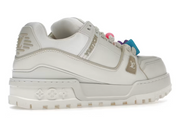 Louis Vuitton LV Trainer Maxi White avec construction multicouche blanche, silhouette oversize inspirée du basketball, détails signature Louis Vuitton et semelle extérieure en caoutchouc.