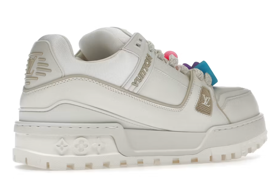 Louis Vuitton LV Trainer Maxi White avec construction multicouche blanche, silhouette oversize inspirée du basketball, détails signature Louis Vuitton et semelle extérieure en caoutchouc.