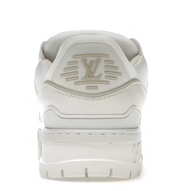 Louis Vuitton LV Trainer Maxi White avec construction multicouche blanche, silhouette oversize inspirée du basketball, détails signature Louis Vuitton et semelle extérieure en caoutchouc.