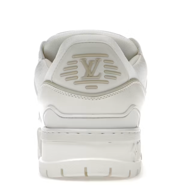 Louis Vuitton LV Trainer Maxi White avec construction multicouche blanche, silhouette oversize inspirée du basketball, détails signature Louis Vuitton et semelle extérieure en caoutchouc.