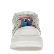 Louis Vuitton LV Trainer Maxi White avec construction multicouche blanche, silhouette oversize inspirée du basketball, détails signature Louis Vuitton et semelle extérieure en caoutchouc.