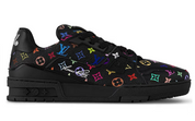 Louis Vuitton LV Trainer Takashi Murakami Black avec tige en cuir premium noir, détails inspirés de Takashi Murakami, silhouette basse et semelle extérieure en caoutchouc.