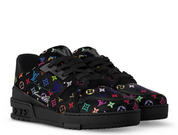 Louis Vuitton LV Trainer Takashi Murakami Black avec tige en cuir premium noir, détails inspirés de Takashi Murakami, silhouette basse et semelle extérieure en caoutchouc.