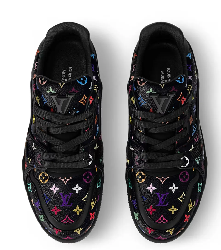 Louis Vuitton LV Trainer Takashi Murakami Black avec tige en cuir premium noir, détails inspirés de Takashi Murakami, silhouette basse et semelle extérieure en caoutchouc.