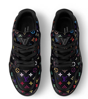 Louis Vuitton LV Trainer Takashi Murakami Black avec tige en cuir premium noir, détails inspirés de Takashi Murakami, silhouette basse et semelle extérieure en caoutchouc.
