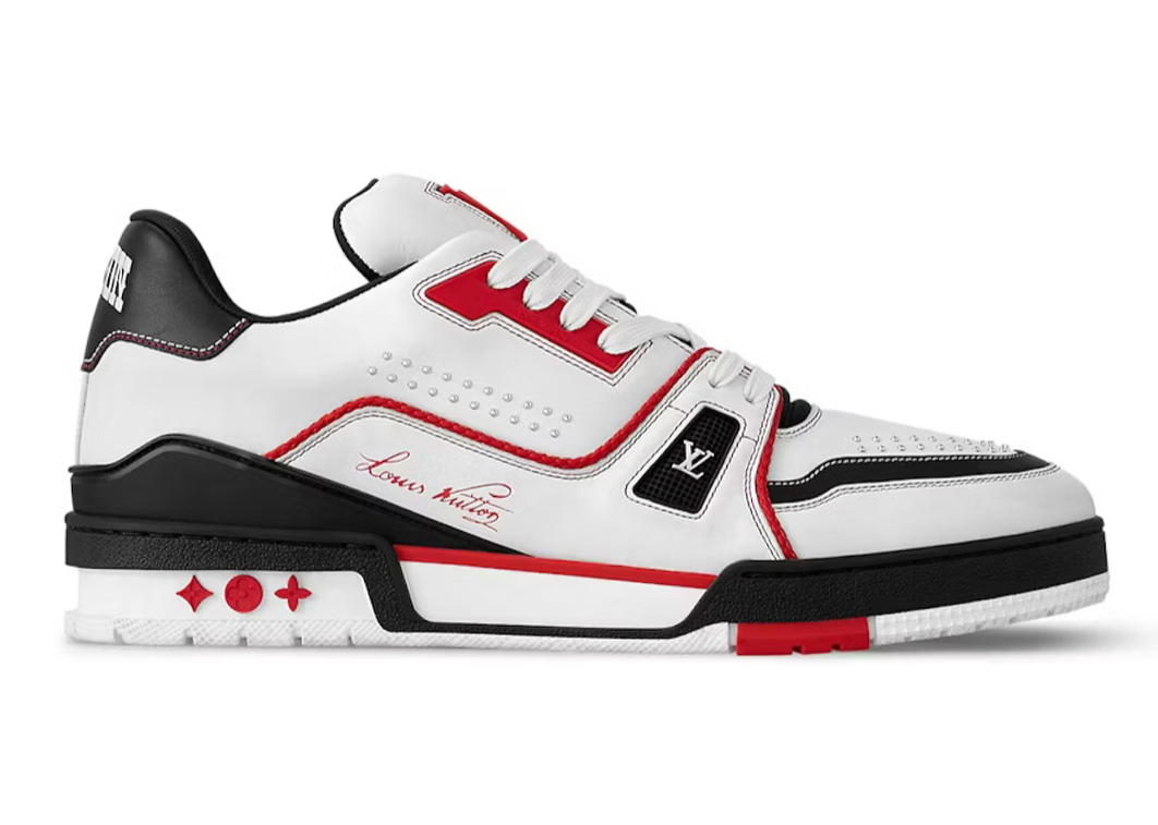 Louis Vuitton LV Trainer White Red Black avec tige en cuir de veau blanc, empiècements rouges et noirs, détails signature Louis Vuitton et semelle extérieure en caoutchouc.