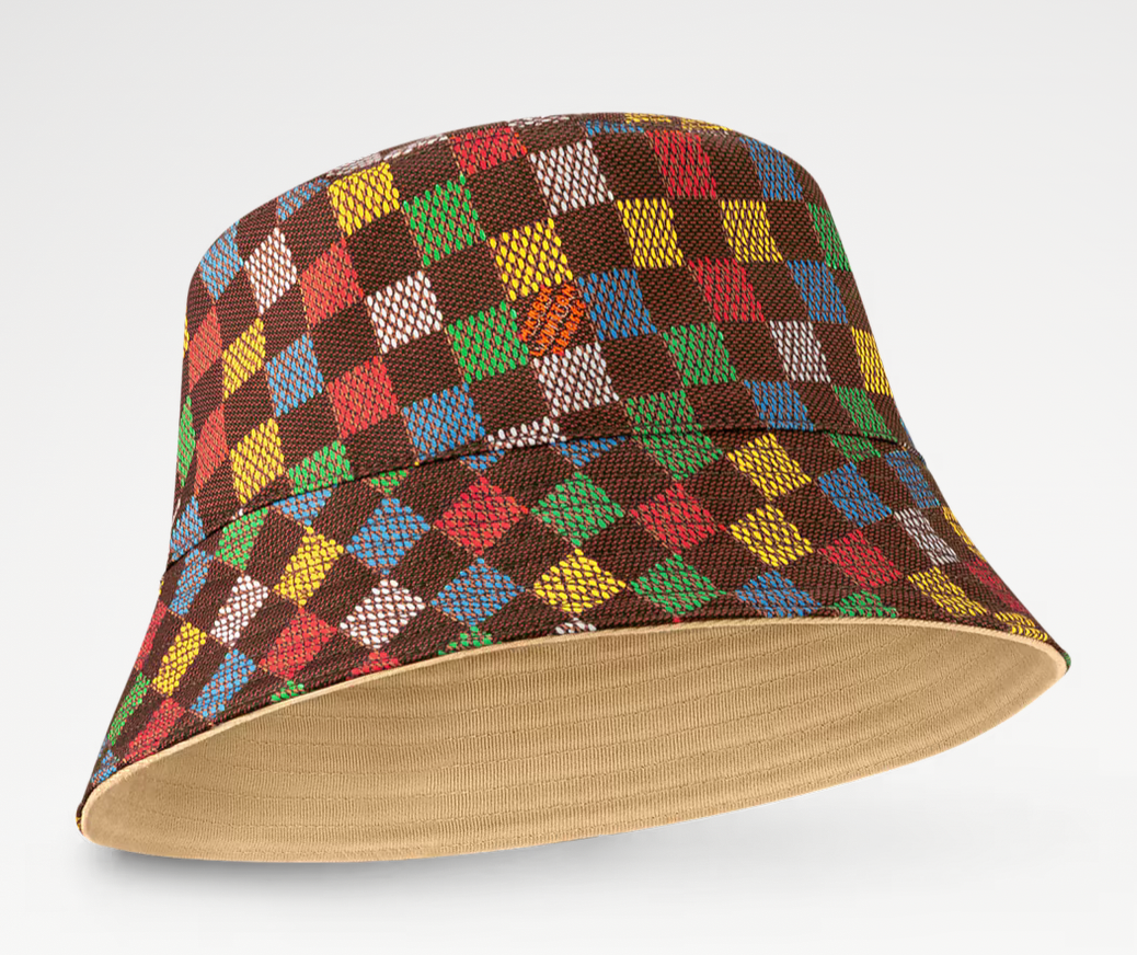 Louis Vuitton LV Vers Damier Reversible Bucket Hat Brown en textile brun, motif Damier, conception réversible et silhouette bucket hat élégante au style contemporain.