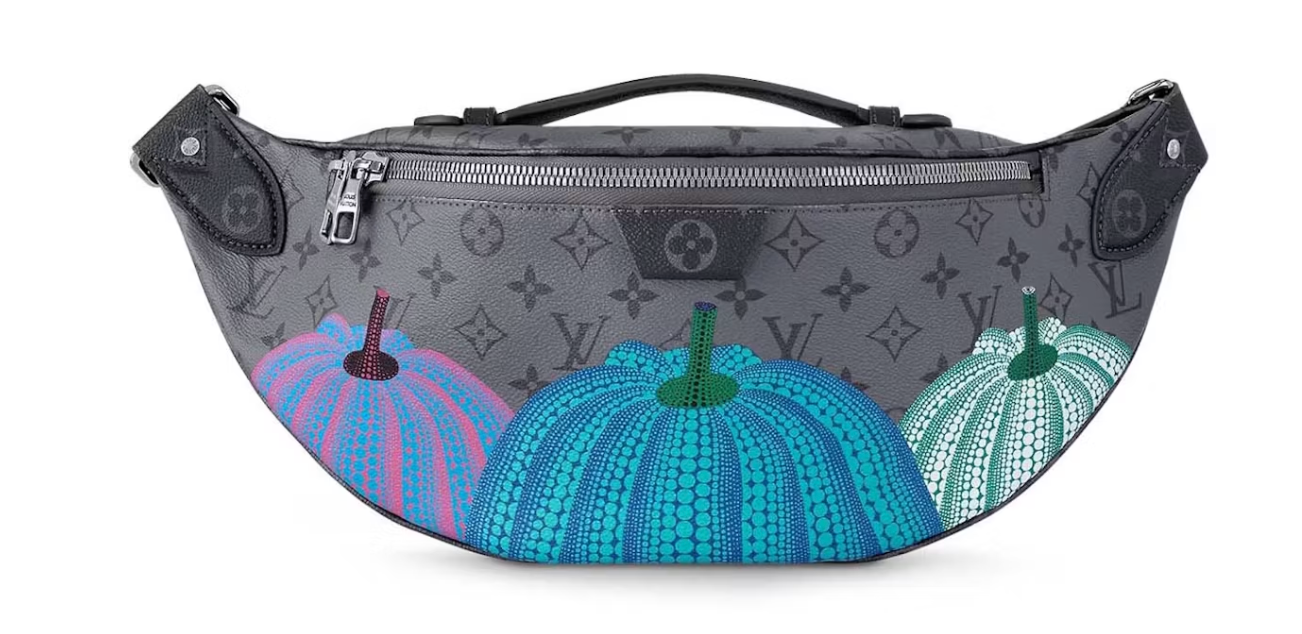 Louis Vuitton LV x YK Maxi Bumbag Pumpkin Print en toile Monogram Eclipse Reverse sombre avec motif citrouille de Yayoi Kusama.